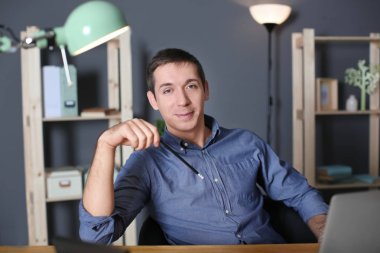 Rahat kıyafetler kapalı genç adam portresi