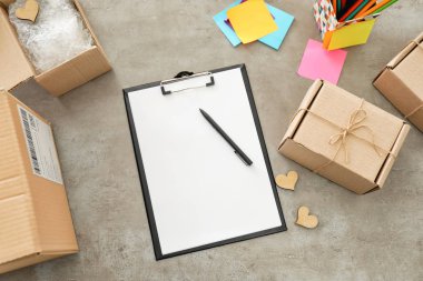 Parsel müşteriler ev ofiste tabloda sevkıyata hazırlanıyor. Başlangıç iş