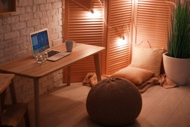 Resepsiyon tuğla duvarın üstünde laptop ile rahat Ev İşyeri