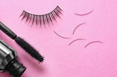 Renk arka plan üzerinde maskara ve yanlış eyelashes