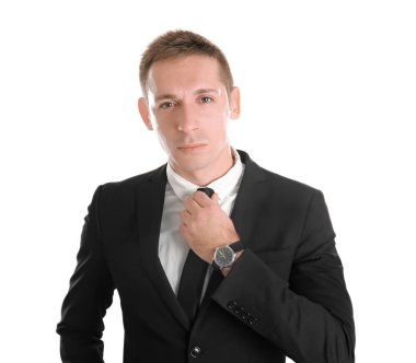 Beyaz arka plan üzerinde yakışıklı genç işadamı