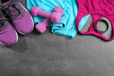 Spor malzeme ve gri arka plan üzerinde egzersiz planı için boş alan. Düz yatıyordu kompozisyon