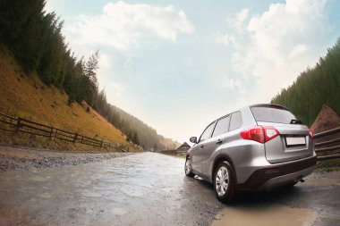 Yağmurlu havalarda ülke yolda araba