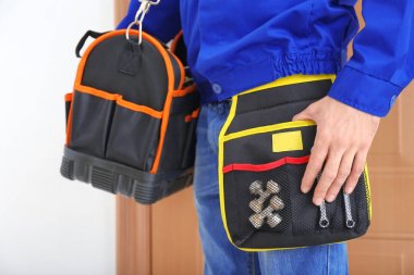 Aracı çanta ve kemer, kapalı genç tesisatçı
