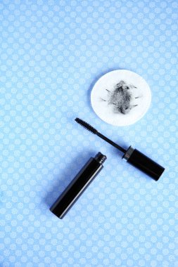 Rimel ve pamuk yastık ile renk arka plan üzerinde yanlış eyelashes