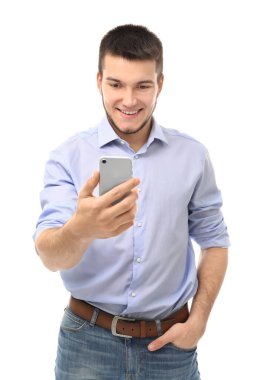 Beyaz arka plan karşı cep telefonu kullanan genç adam