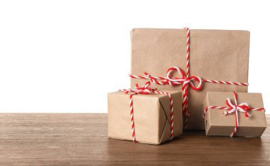 Parsel hediye kutuları beyaz arka plan karşı ahşap tablo