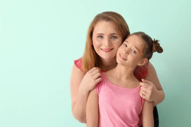 Mutlu anne ve kızı renk arka plan üzerinde portresi
