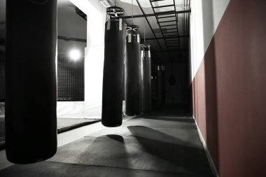 Kum torbaları ile modern bir spor salonu iç