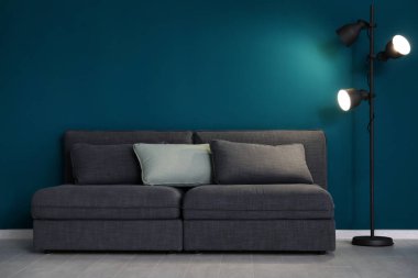 Zarif salon iç duvarının yakınında rahat kanepe ile