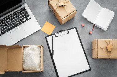 Parsel müşteriler ev ofiste tabloda sevkıyata hazırlanıyor. Başlangıç iş