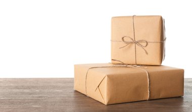 Parsel hediye kutuları beyaz arka plan karşı ahşap tablo