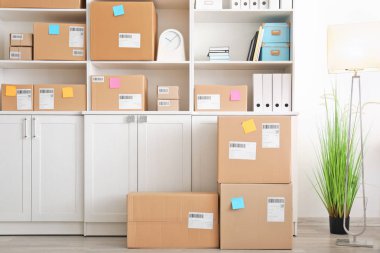 Parsel ev ofis müşteriler sevkıyata hazır. Başlangıç iş