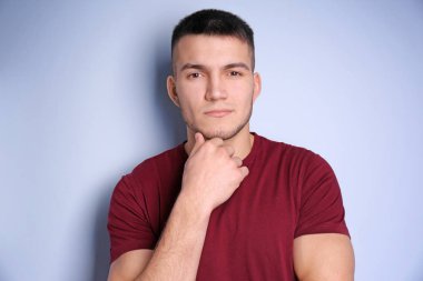 Boyalı kaşlar hafif arka plan üzerinde olan genç adam