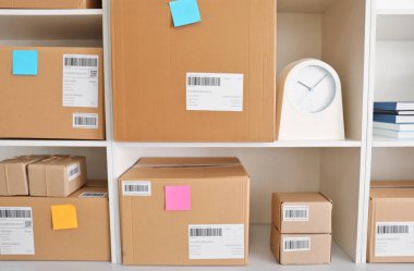 Raf ile parsel için ev ofis müşteriler sevkıyata hazır. Başlangıç iş