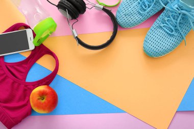 Spor malzeme, cep telefonu ve renk arka plan üzerinde egzersiz planı için boş alan. Düz yatıyordu kompozisyon
