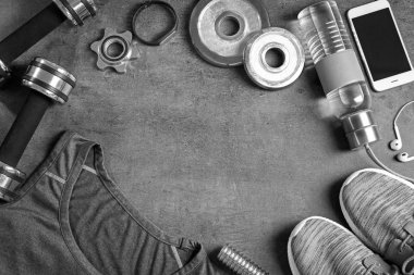 Spor malzeme, cep telefonu ve gri arka plan üzerinde egzersiz planı için boş alan. Düz yatıyordu kompozisyon