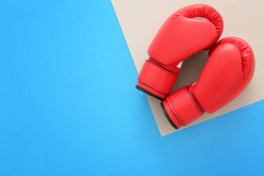 Boks eldivenleri spor salonu için boş alan ile planı renk arka plan üzerinde egzersiz. Düz yatıyordu kompozisyon