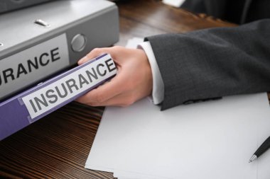 Klasörleri masadaki adam. Sigorta kavramı