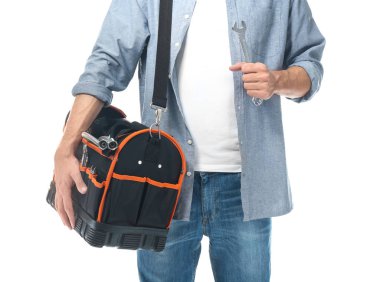 Alet çantası ve beyaz arka plan üzerinde anahtarı ile genç tesisatçı