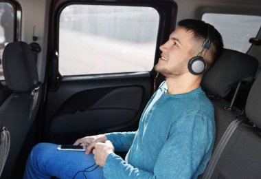 Sesli kitapta araba Kulaklığımda dinlerken adam