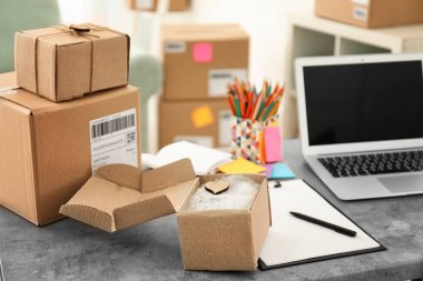 Parsel müşteriler ev ofiste tabloda sevkıyata hazırlanıyor. Başlangıç iş