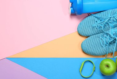 Spor malzeme ve renk arka plan üzerinde egzersiz planı için boş alan. Düz yatıyordu kompozisyon