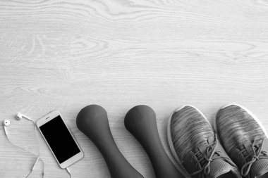 Spor malzeme, cep telefonu ve ahşap arka plan üzerinde egzersiz planı için boş alan. Düz yatıyordu kompozisyon