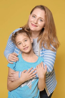 Mutlu anne ve kızı renk arka plan üzerinde portresi