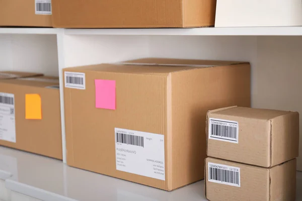 Estanterías con paquetes listos para su envío a los clientes en la oficina en el hogar. Empresas de nueva creación —  Fotos de Stock