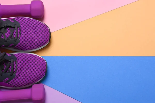 Πάνινα παπούτσια και αλτήρες με κενό διάστημα για γυμναστική άσκηση σχέδιο για το χρώμα φόντου. Επίπεδη lay σύνθεση — Φωτογραφία Αρχείου