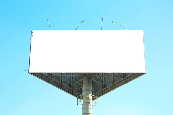 Placa de publicidade em branco ao ar livre contra o céu azul — Fotografia de Stock