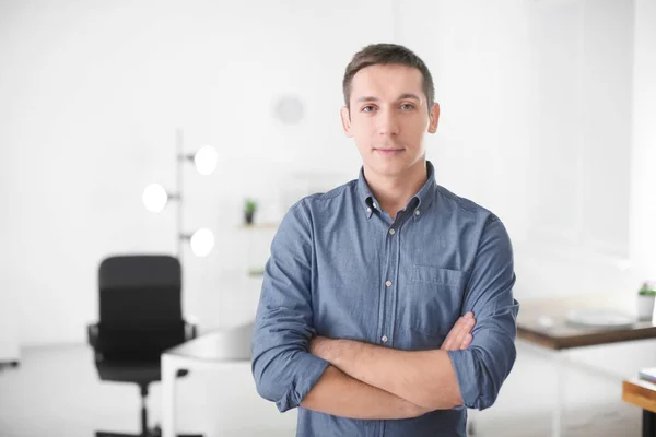 Portrait de jeune homme en vêtements décontractés à l'intérieur — Photo