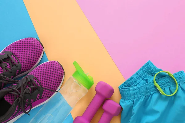 Cosas del gimnasio y espacio en blanco para el plan de ejercicio sobre fondo de color. Composición laica plana —  Fotos de Stock