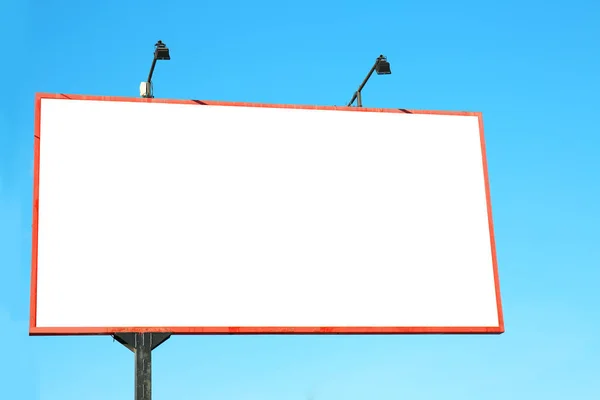 Placa de publicidade em branco ao ar livre contra o céu azul — Fotografia de Stock