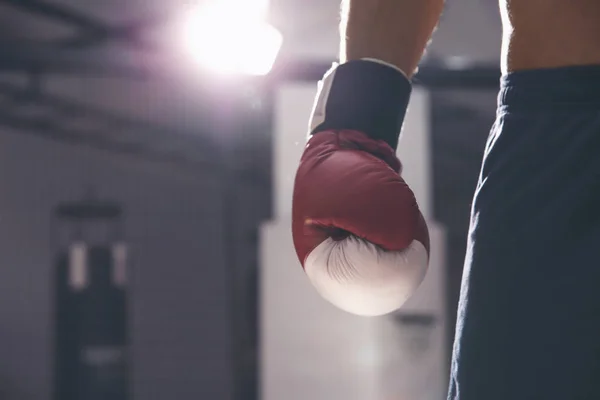 Spor salonunda, closeup güçlü erkek boxer — Stok fotoğraf