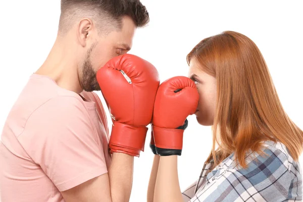 Pareja enojada en guantes de boxeo sobre fondo blanco — Foto de Stock