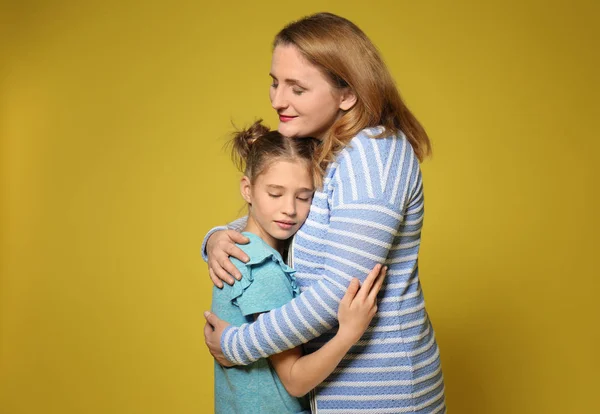 Šťastný matka a dcera objímání na barvu pozadí — Stock fotografie