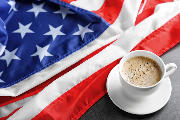 Kop warme koffie met de vlag van de VS op donkere achtergrond — Stockfoto