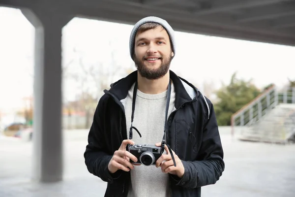 屋外のカメラでトレンディーな流行に敏感な男性の肖像画 — ストック写真