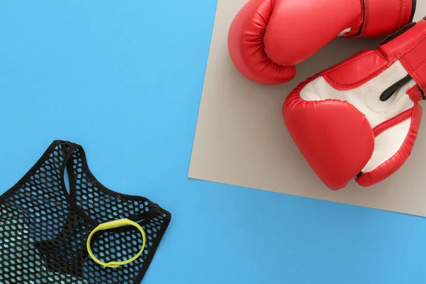 Turnsachen und Leerraum für den Trainingsplan auf farbigem Hintergrund. flache Verlegekomposition — Stockfoto