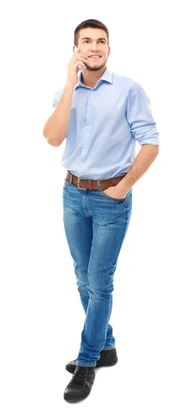 Fiatal férfi fehér háttér mobiltelefonon beszél — Stock Fotó