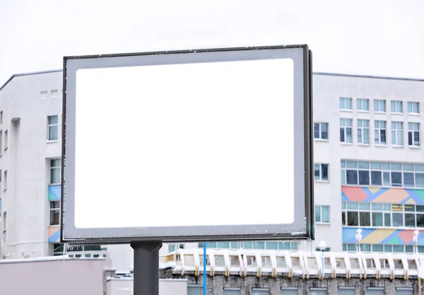 Puste reklama deska na ulicy miasta — Zdjęcie stockowe