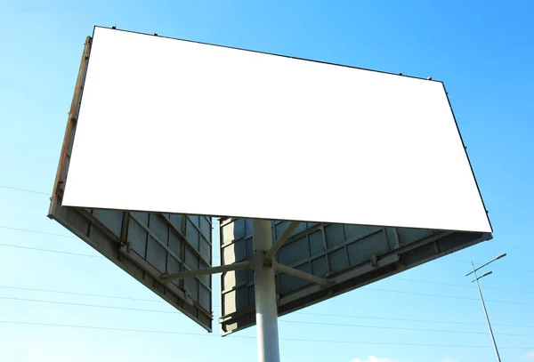 Placa de publicidade em branco ao ar livre contra o céu azul — Fotografia de Stock