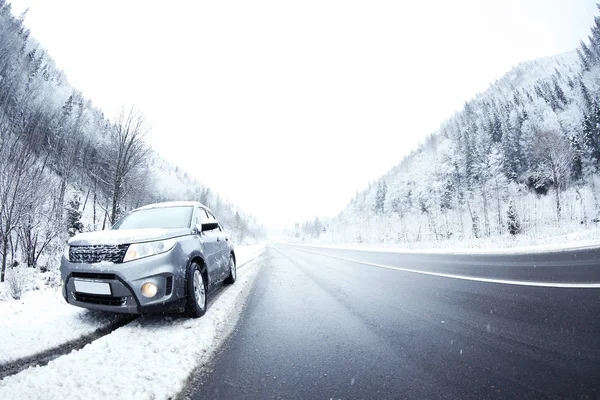 Coche en el camino del campo en tiempo nevado —  Fotos de Stock