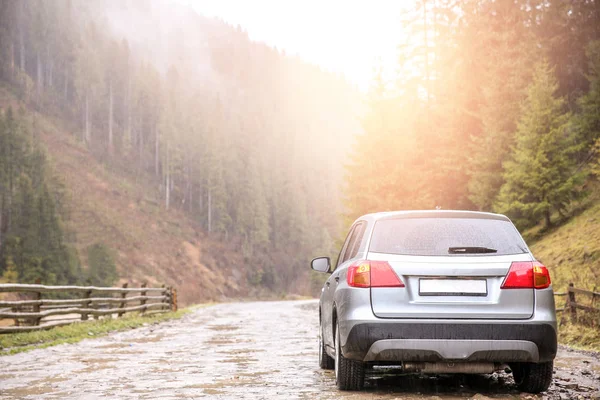 Coche en la carretera del campo en tiempo lluvioso —  Fotos de Stock