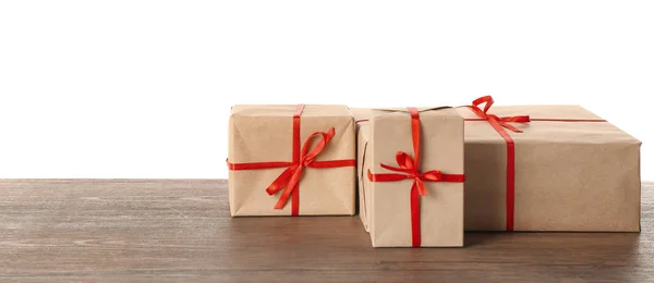 Cajas de regalo de paquete en mesa de madera sobre fondo blanco —  Fotos de Stock