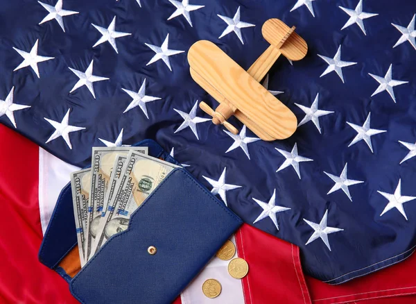 Billetera con dinero y avión de juguete en la bandera de EE.UU.. Concepto de visado americano —  Fotos de Stock