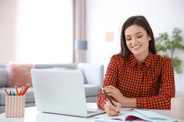 Junge Frau arbeitet im Homeoffice — Stockfoto