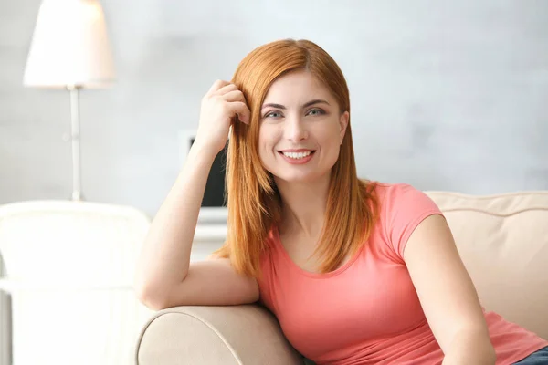 Retrato de hermosa mujer sonriente en casa — Foto de Stock